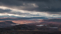 Landscape of Pieljekaise National Park in autumn with lakes and mountains in Lapland in Sweden von Bastian Linder