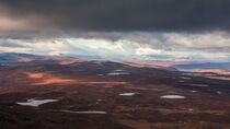 Landscape of Pieljekaise National Park in autumn with lakes and mountains in Lapland in Sweden von Bastian Linder