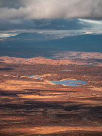 Landscape of Pieljekaise National Park in autumn with lakes and mountains in Lapland in Sweden von Bastian Linder