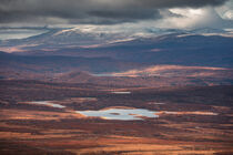 Landscape of Pieljekaise National Park in autumn with lakes and mountains in Lapland in Sweden von Bastian Linder