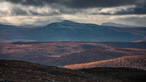 Landscape of Pieljekaise National Park in autumn with mountains in Lapland in Sweden von Bastian Linder