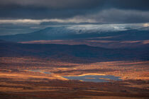 Landscape of Pieljekaise National Park in autumn with lakes and mountains in Lapland in Sweden von Bastian Linder