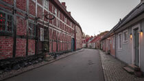 House facades and street in Ystad in Sweden during sunset von Bastian Linder