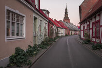 House facades and street in Ystad in Sweden during sunset von Bastian Linder