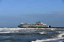 Stürmische See vor dem Ostseebad Warnemünde von Ulrich Senff