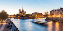 Ausflugsboot auf der Seine vor der Kathedrale Notre-Dame in Paris by dieterich-fotografie