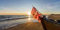 Fischerboot am Strand von Ahlbeck auf Usedom an der Ostsee by dieterich-fotografie