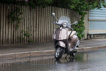 Scooter Parked In The Rain von Jukka Heinovirta