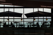 Silhouettes In A Shopping Center von Jukka Heinovirta