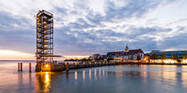 Moleturm und Uferpromenade in Friedrichshafen am Bodensee by dieterich-fotografie