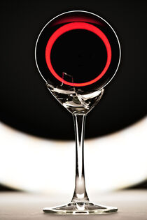 Kaputtes Glas mit roter Glaskugel im Gegenlicht von Stephan Zaun