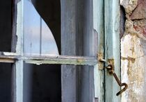 Altes Fenster mit Haken von lichtbildersalon