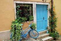 'Blaue Tür mit Fahrrad in Kroatien' von Susanne Winkels