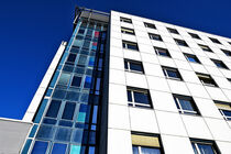 Gebäude und blauer Himmel by Eric Fischer