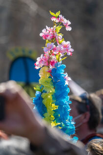 Blumengebinde in ukrainischen Nationalfarben