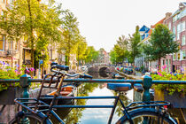 Altes Fahrrad an einer Gracht in Amsterdam von dieterich-fotografie