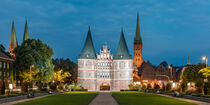 Holstentor in Lübeck am Abend by dieterich-fotografie