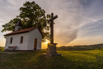 Kapelle zum Sonnenuntergang in der Rhön von Holger Spieker