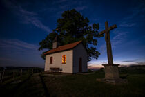 Kapelle bei Nacht im Sternenpark Rhön 4 von Holger Spieker