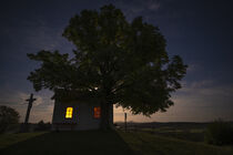 Kapelle bei Nacht im Sternenpark Rhön 1 von Holger Spieker