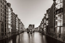 Wasserschloss in der Speicherstadt in Hamburg am Abend by dieterich-fotografie