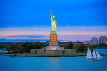 Statue of Liberty - Freiheitsstatue New York in der Abenddämmerung von Dominik Wigger