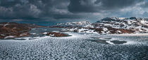 Snowy landscape of Hardangervidda with mountains and icy lakes in Norway von Bastian Linder