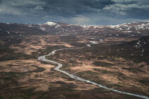 River Leirungsae with snow covered mountains in Jotunheimen National Park in Norway from above von Bastian Linder
