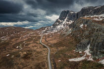 Landscape with road and mountain ridge in Jotunheimen National Park in Norway from above von Bastian Linder