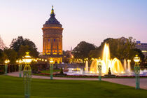 Wasserturm am Friedrichsplatz in Mannheim am Abend von dieterich-fotografie