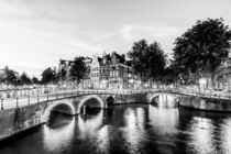 Keizersgracht in Amsterdam am Abend - Schwarzweiss by dieterich-fotografie