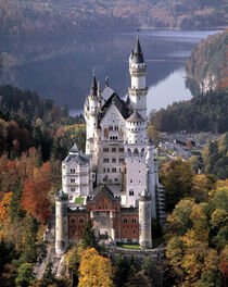 Neuschwanstein Castle in Bavaria, Germany. Built on the site of an old castle. Ric Ergenbright / Danita Delimont von Danita Delimont