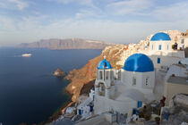 Oia, Santorini, Cyclades islands, Greece. Peter Adams / Danita Delimont von Danita Delimont