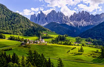 St Maddalena church and village in the Italian valley of Val Di Funes, Dolomites mountains in the background. Bill Bachmann / Danita Delimont. von Danita Delimont