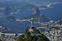 Christ the Redeemer statue atop Corcovado, and Sugarloaf Mountain, Rio de Janeiro, Brazil. David Wall / Danita Delimont von Danita Delimont