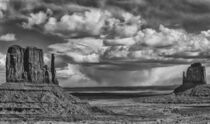 Monument Valley Approaching Storm von Danita Delimont