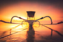 Jukung Bali, ein tradizionelles Fischerboot im Sonnenaufgang am Strand  von jan Wehnert