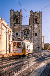 Lissabon am Morgen, Die Tram 28 Stadtteil Alfama, Portugal by jan Wehnert