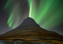 Kirkjufell Berg mit Nordlichtern in Island von Patrick Gross