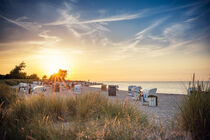 Ostseestrand in Heiligenhafen im Sonnenuntergang Strandkorb von olliventure