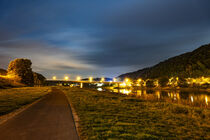 Elbradweg und Autobrücke in Bad Schandau bei Nacht von Holger Spieker