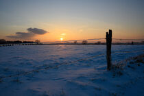 Winterlandschaft vor untergehender Sonne by Jürgen Kottmann