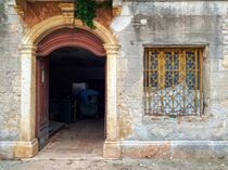 alter Hauseingang in Kroatien, old house entrance in Croatia von Heike Loos