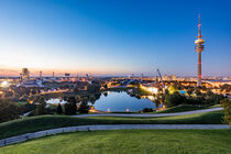 Olympiastadion im Olympiapark in München bei Nacht von dieterich-fotografie