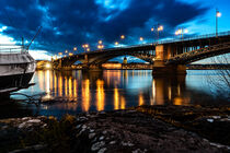 Theodor-Heuss-Brücke am Rhein zur blauen Stunde