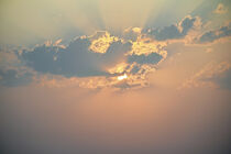 Sonnenuntergang Licht bricht sich in den Wolken von Dieter Stahl
