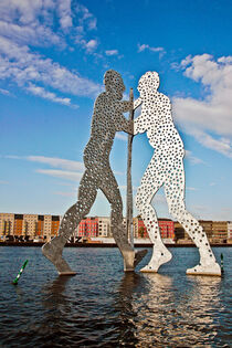 'Die Wasserstatue Molecule Man an der Berliner Spree ' von captainsilva