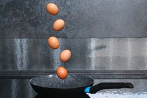 Falling eggs von Henk Langerak