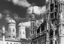 Frauenkirche und Neues Rathaus in München - monochrom by dieterich-fotografie