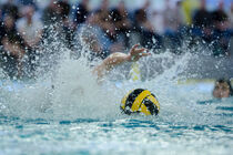 Zweikampf beim Wasserball by René Lang